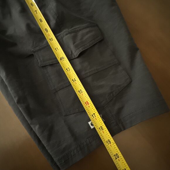 Salty Crew Drifting 2 Cargo Hybrid Walk Shorts Mens SZ 28 Black - Picture 10 of 12